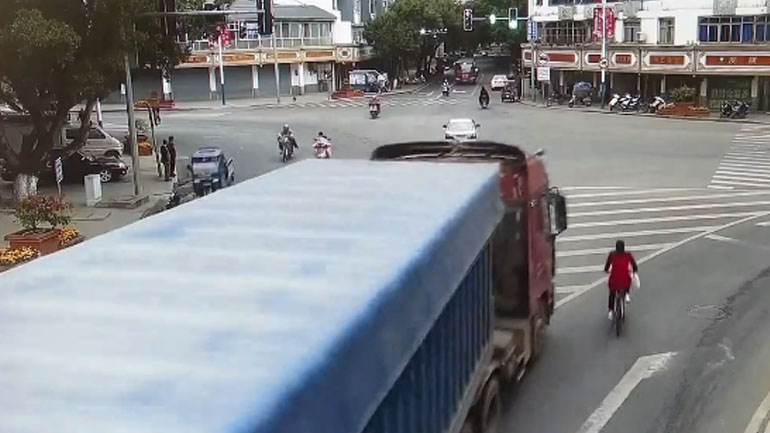 Την πάτησε φορτηγό και δεν έπαθε τίποτα σοβαρό!